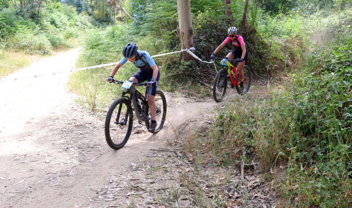Un paso de la prueba femenina en el circuito ribadumiense | N. Parga