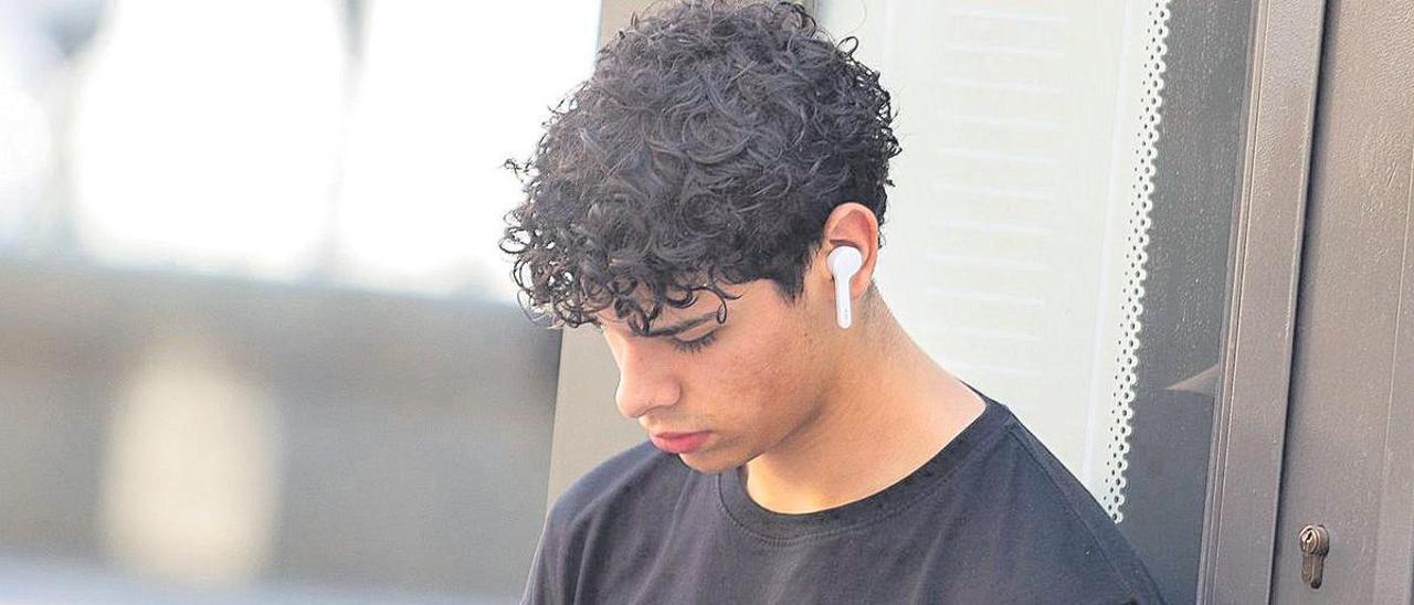 Un joven con auriculares en las orejas
