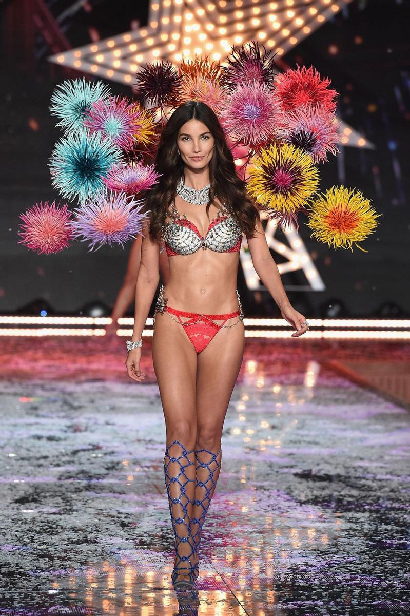 Lily Aldridge con el fantasy bra en el desfile de Victoria's Secret Fashion Show 2015