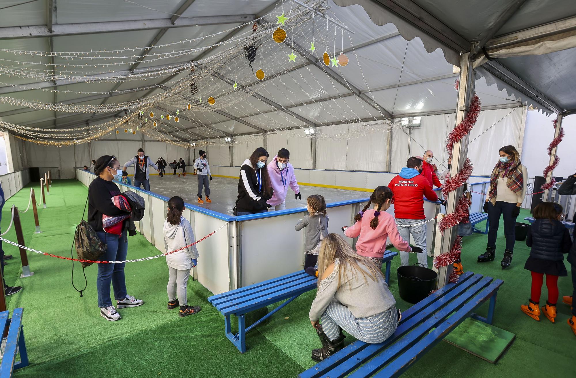 Alicante inaugura la Feria de Navidad de Rabasa y la pista de hielo en la plaza de toros