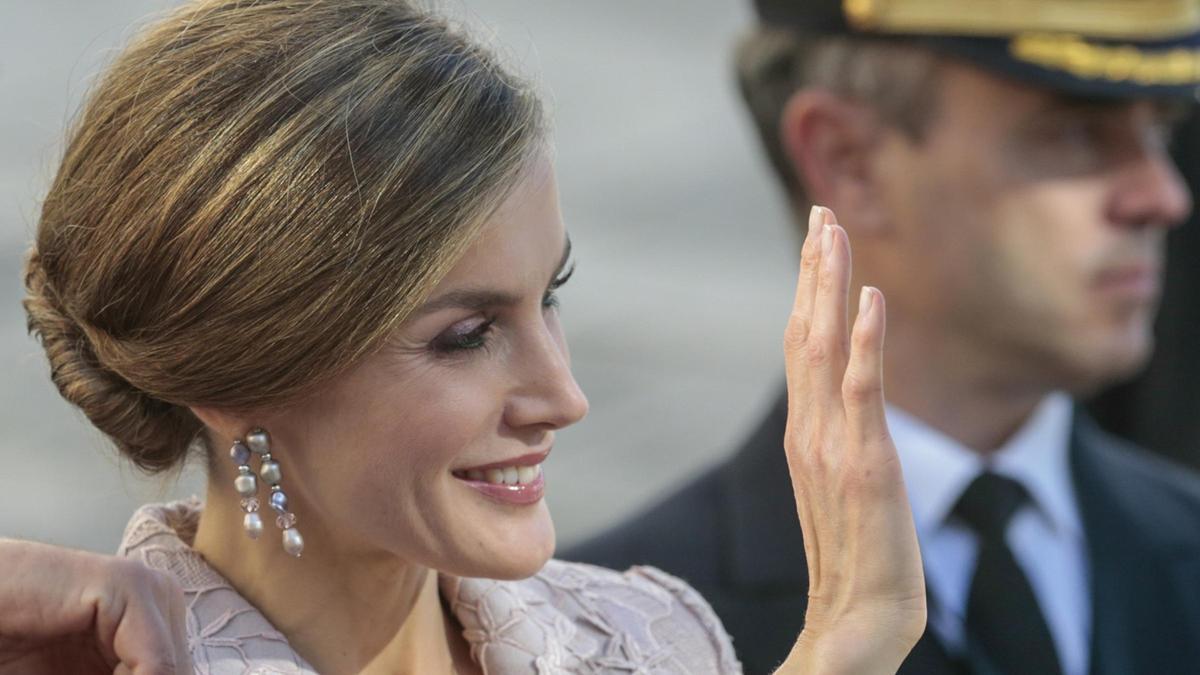 Los pendientes de perlas de La Reina Letizia en Oporto