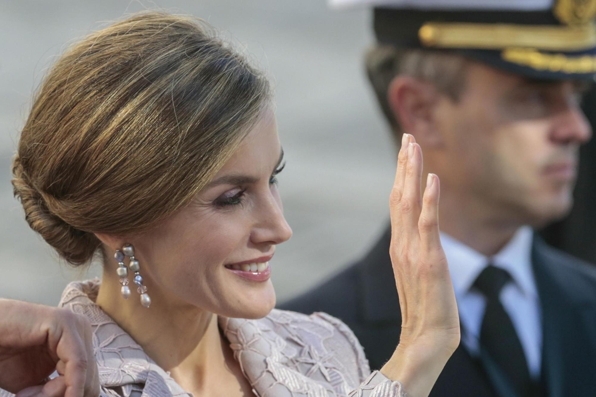 Los pendientes de perlas de La Reina Letizia en Oporto