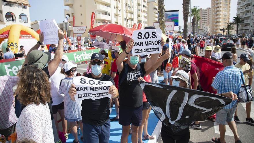 La indignación por el Mar Menor sale a la calle al paso de la Vuelta ciclista