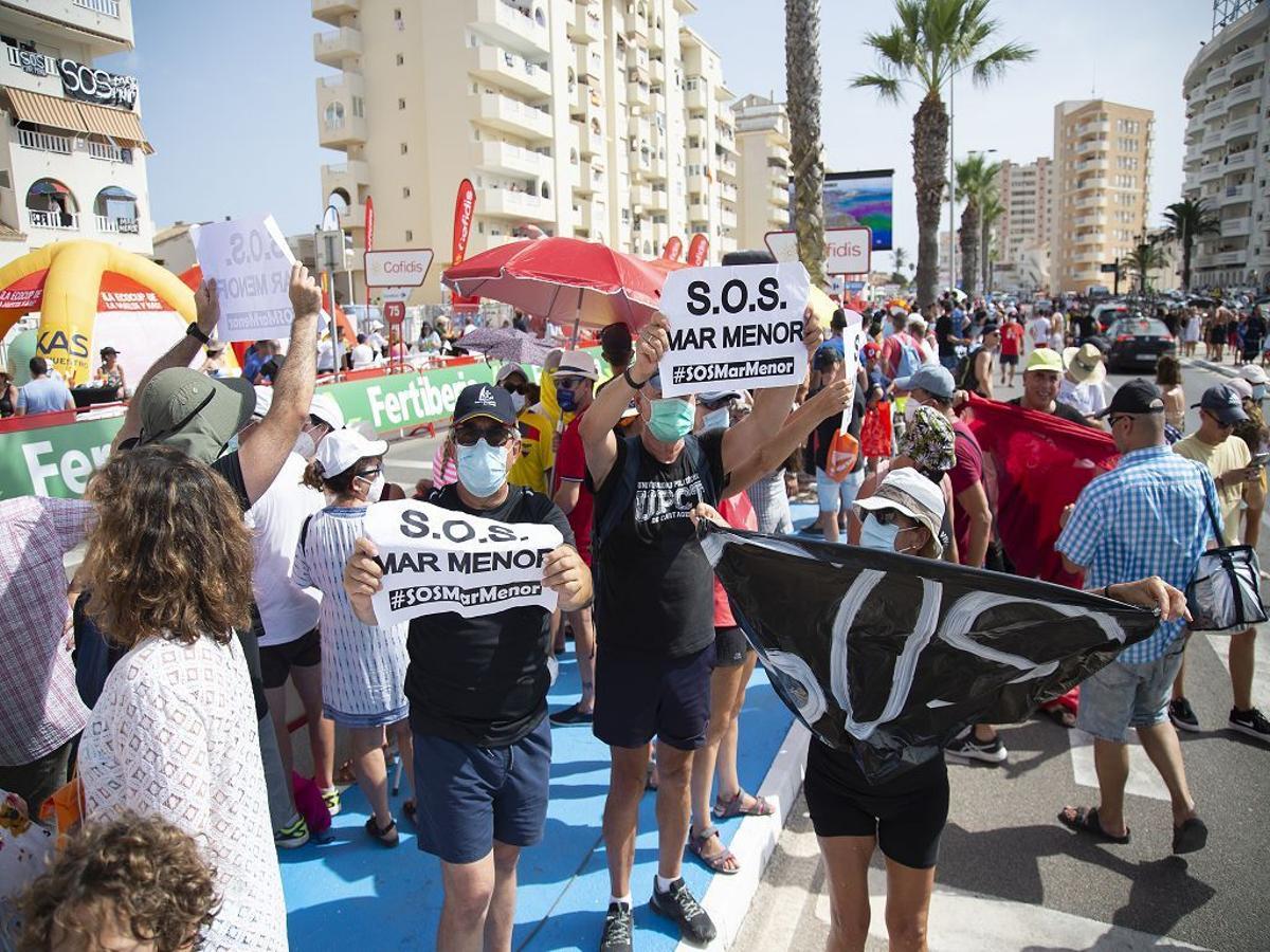 La indignación por el Mar Menor sale a la calle al paso de la Vuelta ciclista