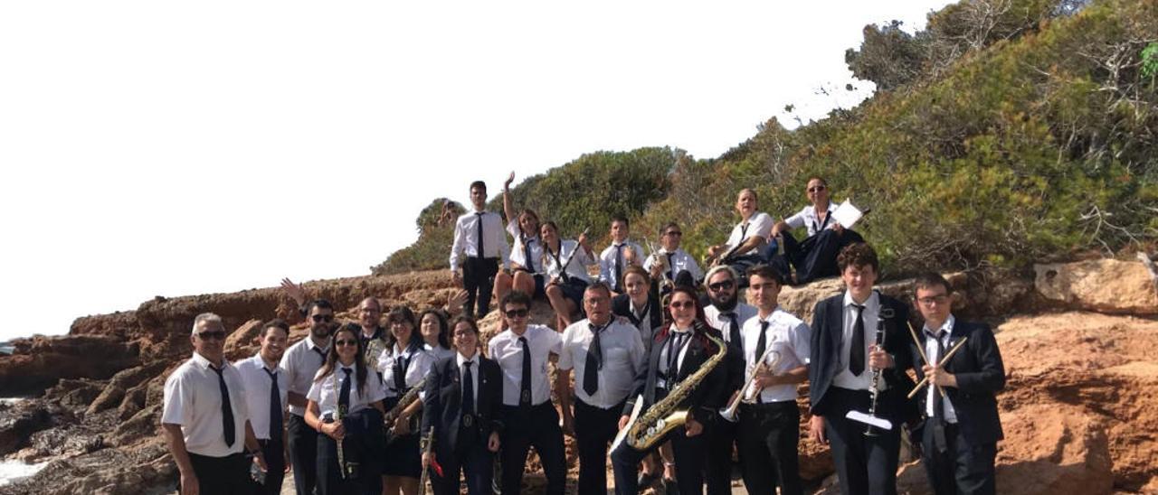 23 músicos de la Eslava en la cala La Renegà, situada entre Benicàssim y Oropesa del Mar.