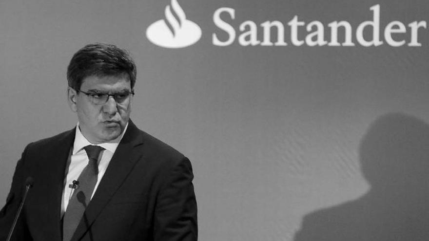 El Santander insiste en cobrar dos euros por usar sus cajeros