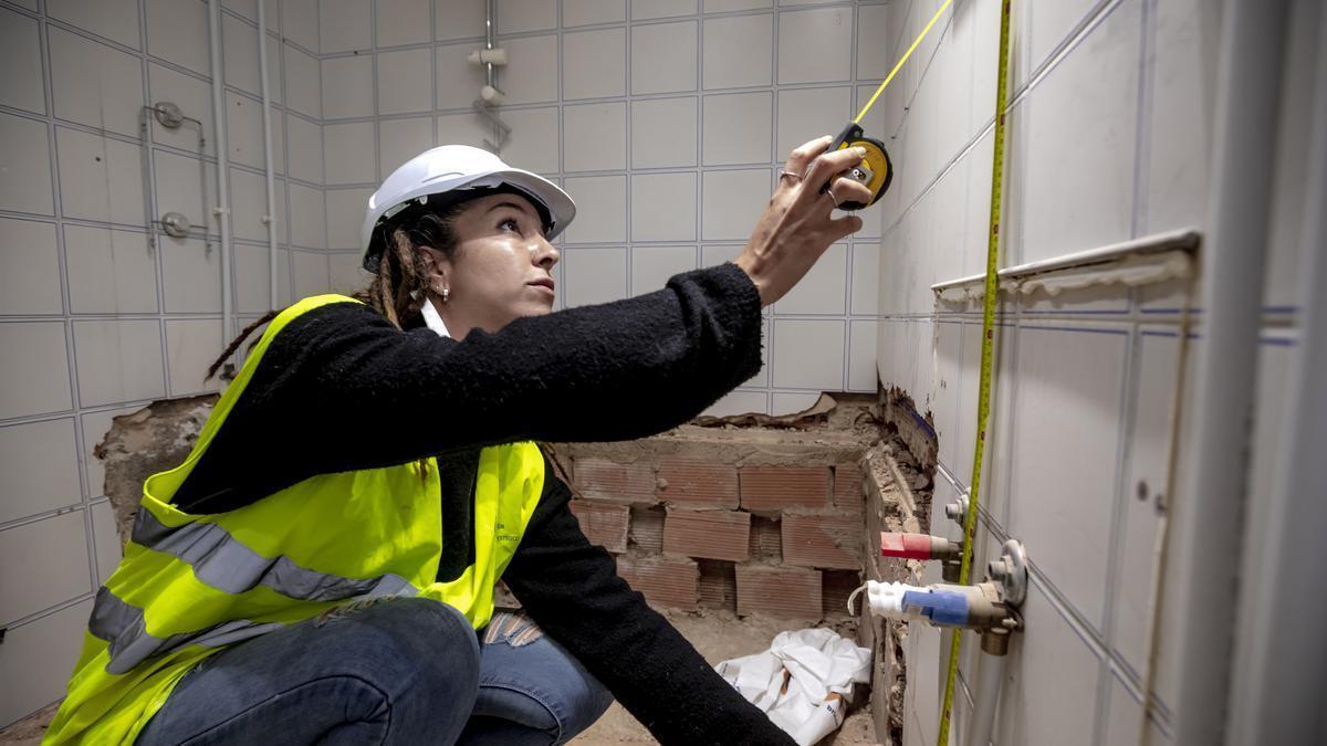 Belén Pascual, tomando medidas para una reforma en una vivienda en Palma.