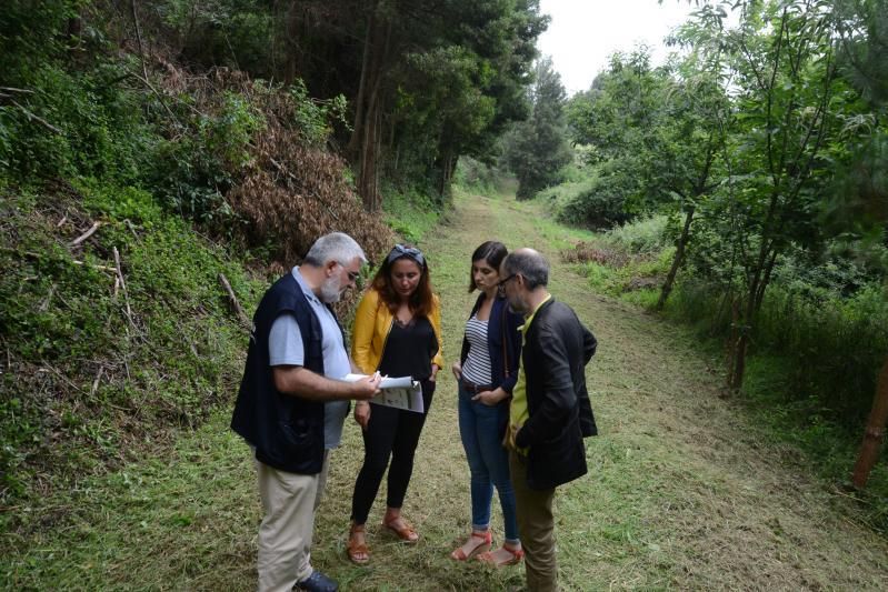 Representantes de la empresa y del Concello, en el sendero.   | G.N.