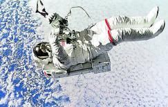El astronauta Mark Lee, flotando durante una actividad extravehicular en 1994, una de las fotografías que componen la muestra "Astronautas".