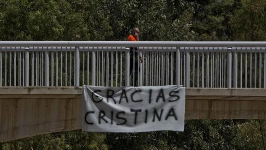 Los ilicitanos han colgado una pancarta de apoyo a Cristina Martínez en la pasarela del mercado