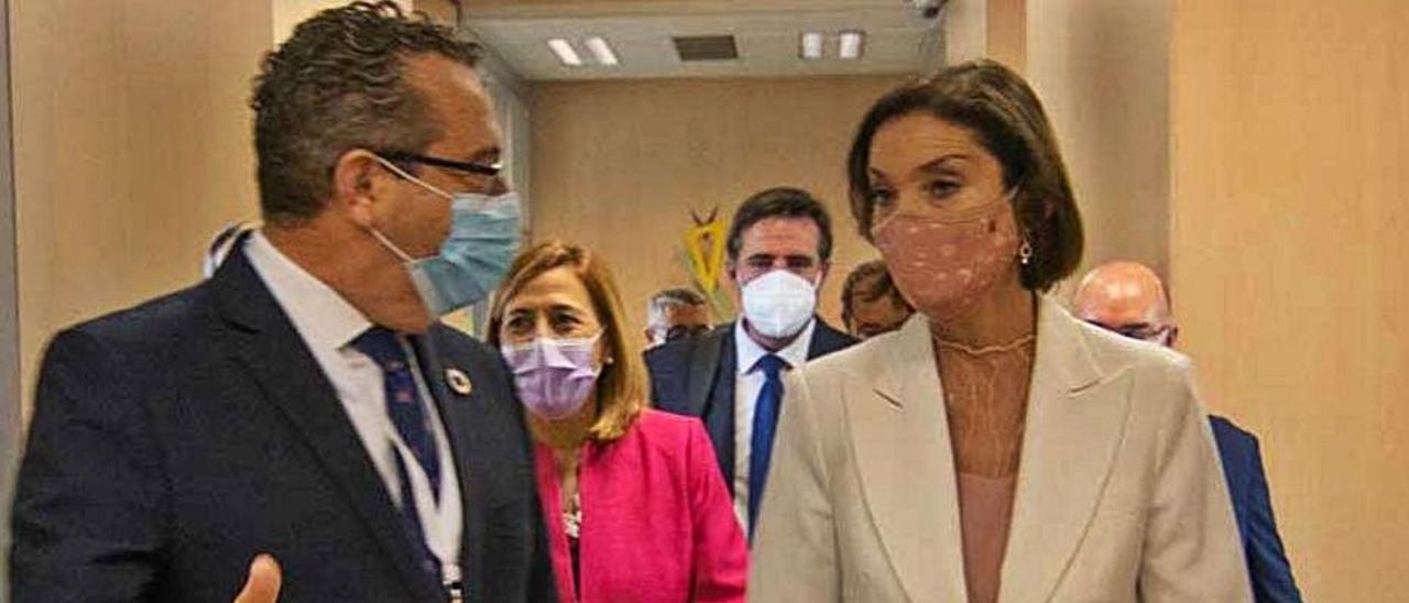 La ministra Maroto junto al alcalde de Benidorm.