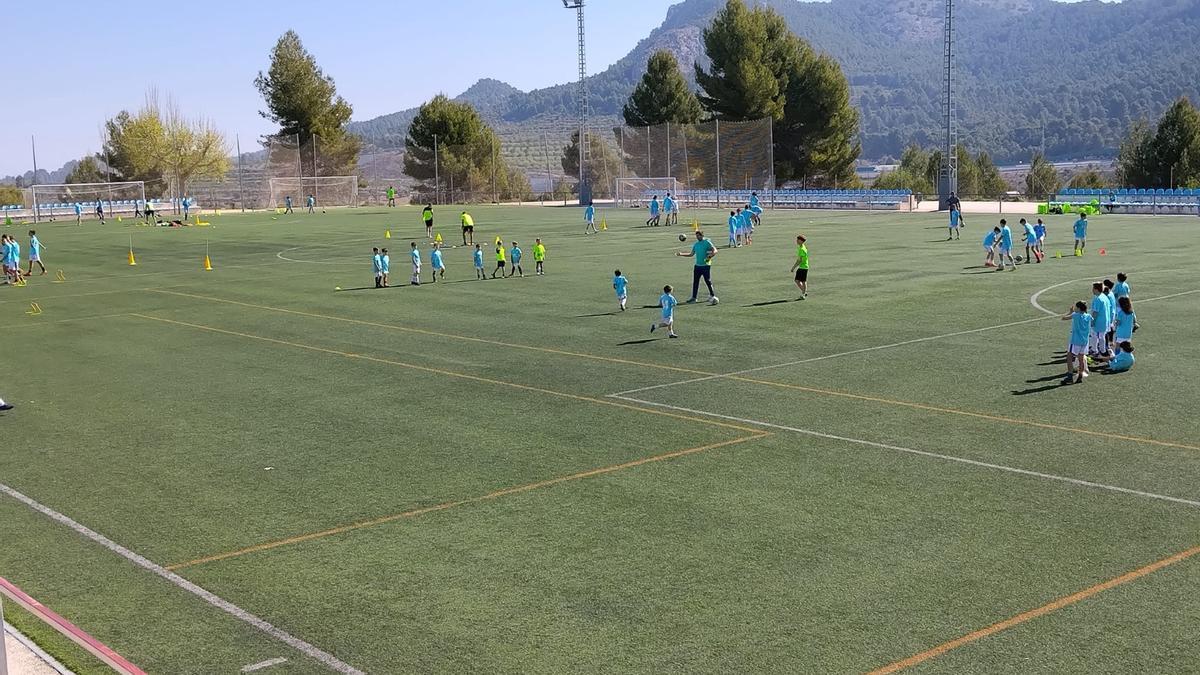 Varios equipos practican fútbol en los Campos del Serpis.