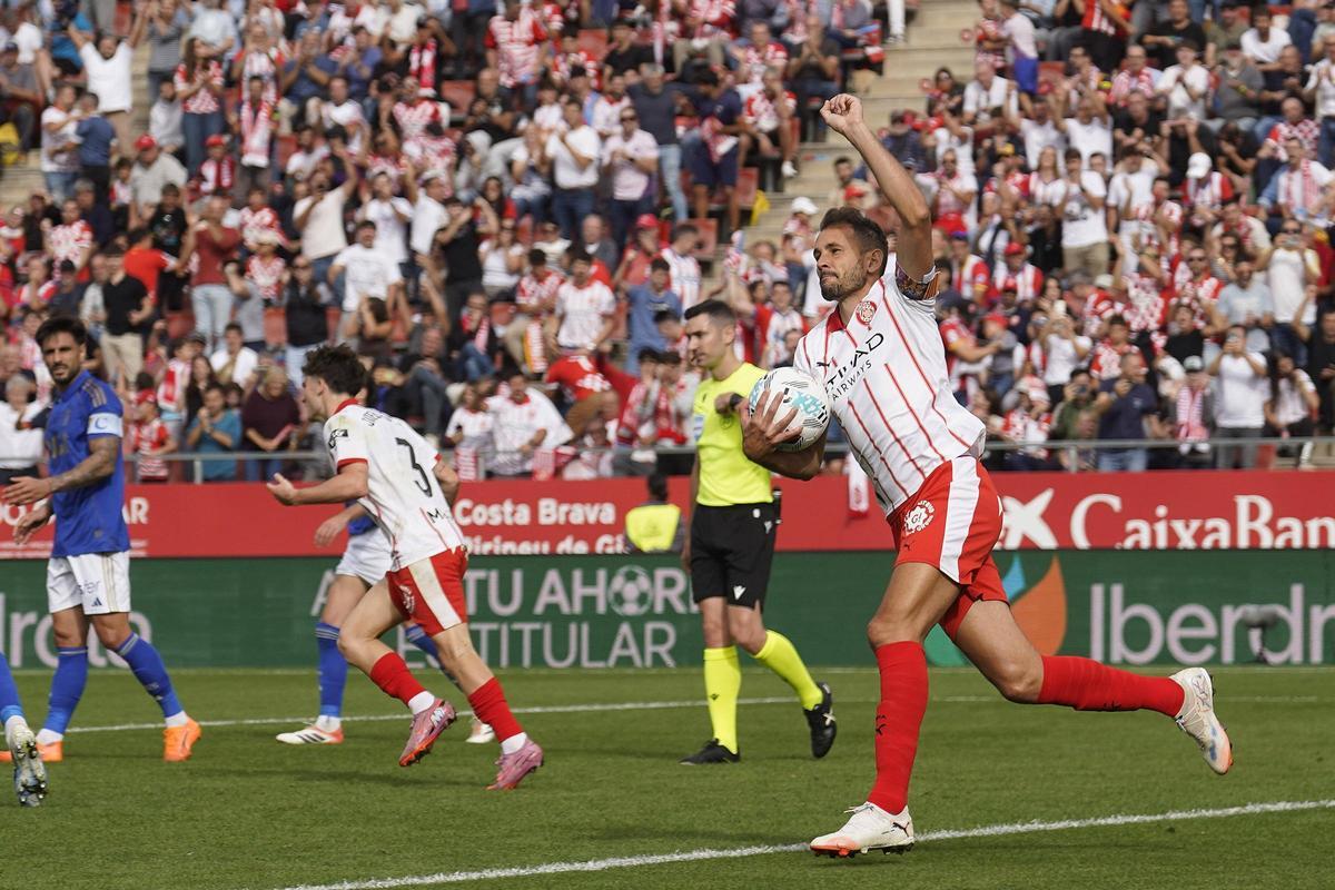 Stuani celebra un dels dos gols que va fer a l'Oviedo a Montilivi (3-3)