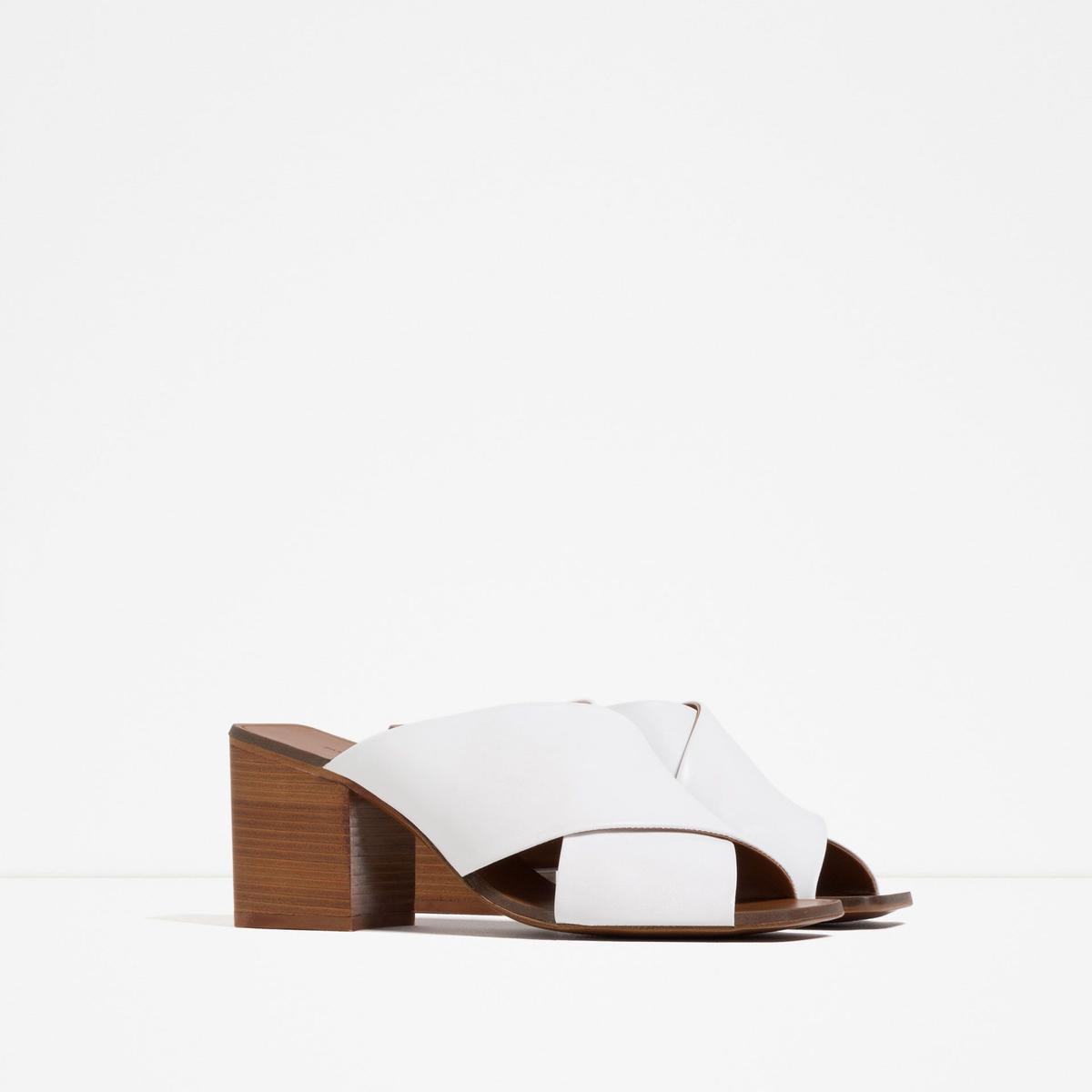 Mules para el verano, cruzadas con tacón de madera de Zara (39,95€)