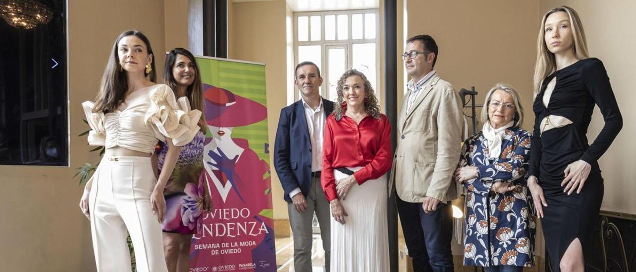 Presentación de «Oviedo Tendenza», ayer. Por la izquierda: la modelo Irene Fonseca (vestida por Pikara), Yolanda Méndez, Javier Cuesta, Graciela Suárez Viñuela, José Luis Costillas, Teresa Laso y la modelo Natalia Prygiel (también con un modelo de Pikara). | |