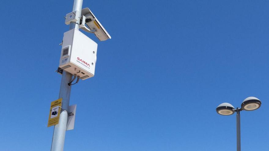 Una de las cámaras de vigilancia ya instaladas. | VICENT MARÍ