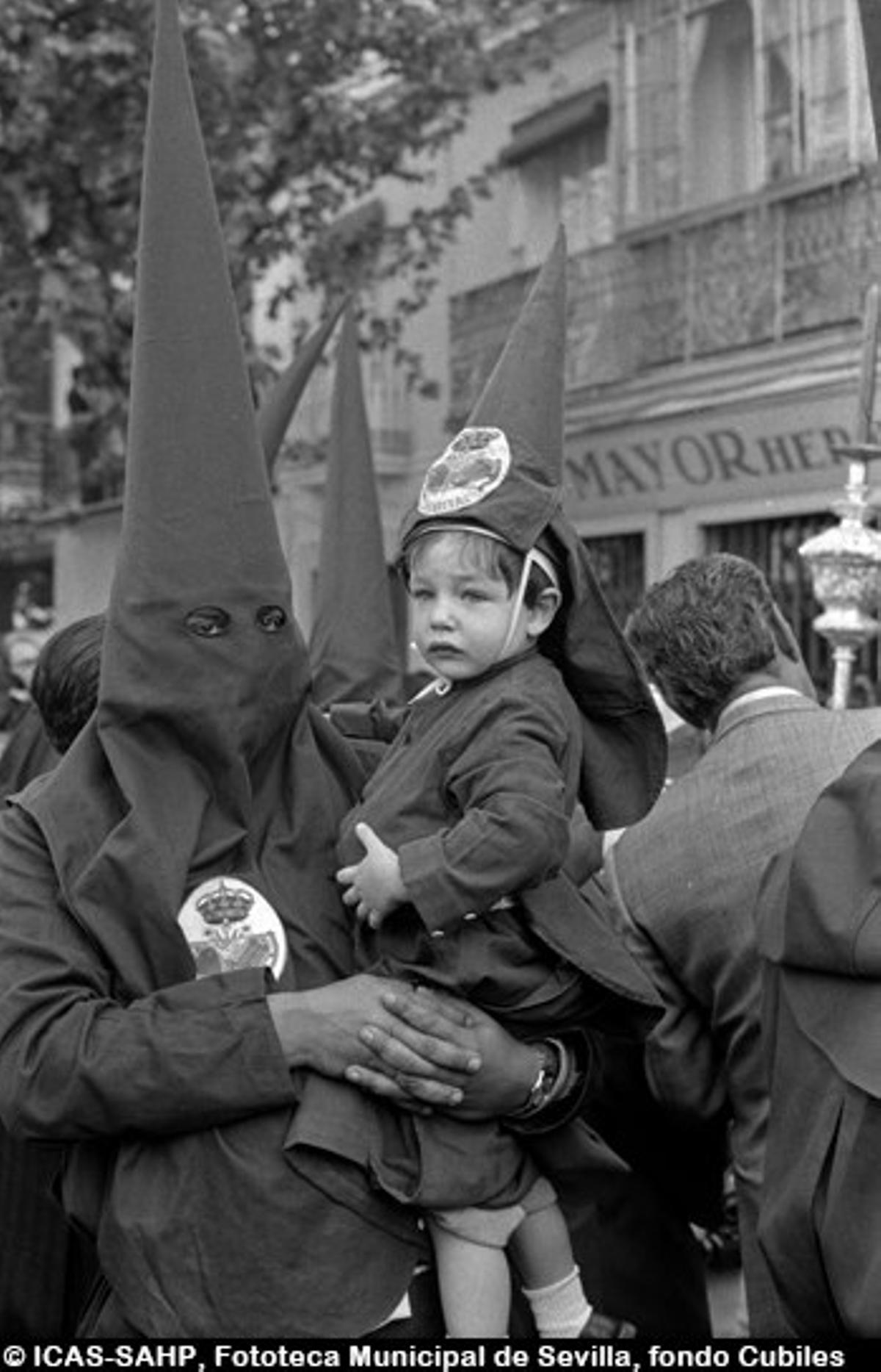 De padres a hijos. Calle Adriano. Hermandad del Baratillo. 1973 De padres a hijos. Calle Adriano. Hermandad del Baratillo. 1973