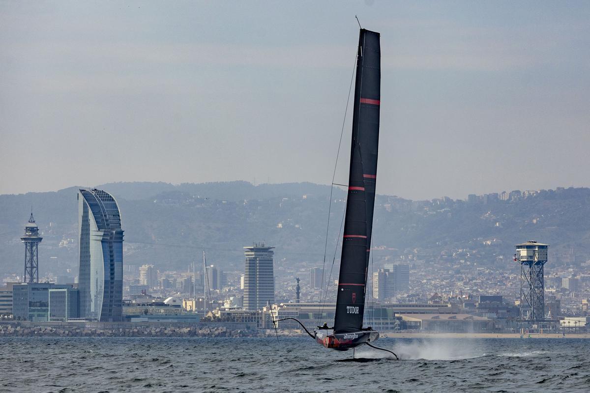 El Alinghi Red Bull Racing de la Copa América entrena en Barcelona