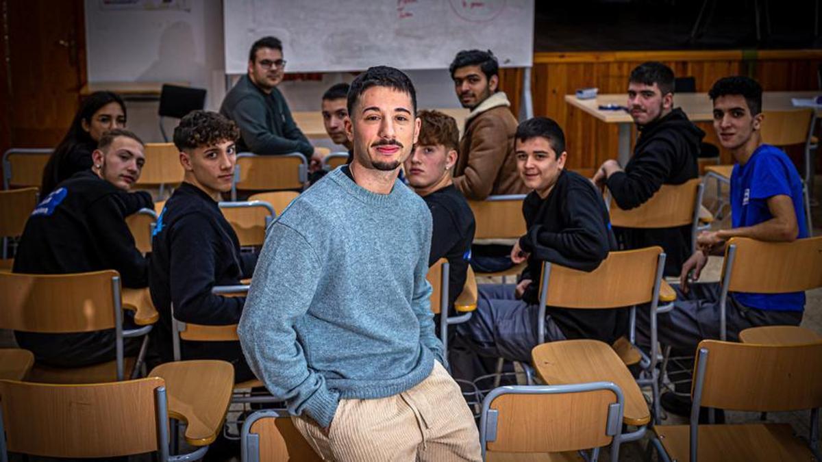 El joven Hassan El Halloufi Zeimi con algunos de sus alumnos.