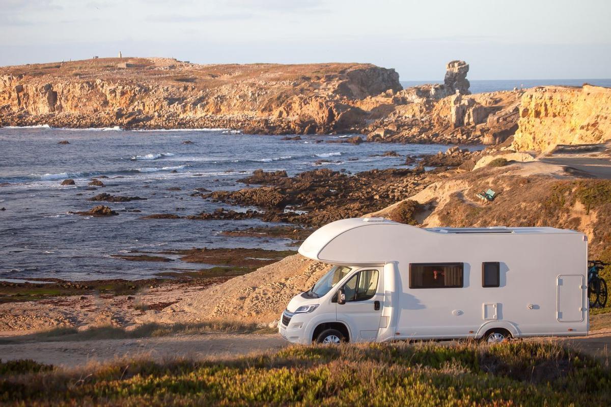 Autocaravana en playa de piedras