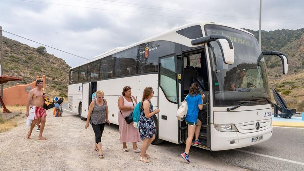 Pasajeros subiendo a un autobús.