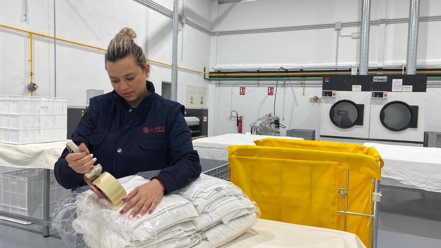 Cáritas abre la nueva lavandería Jordán con 5 empleados y 1.000 kilos diarios
