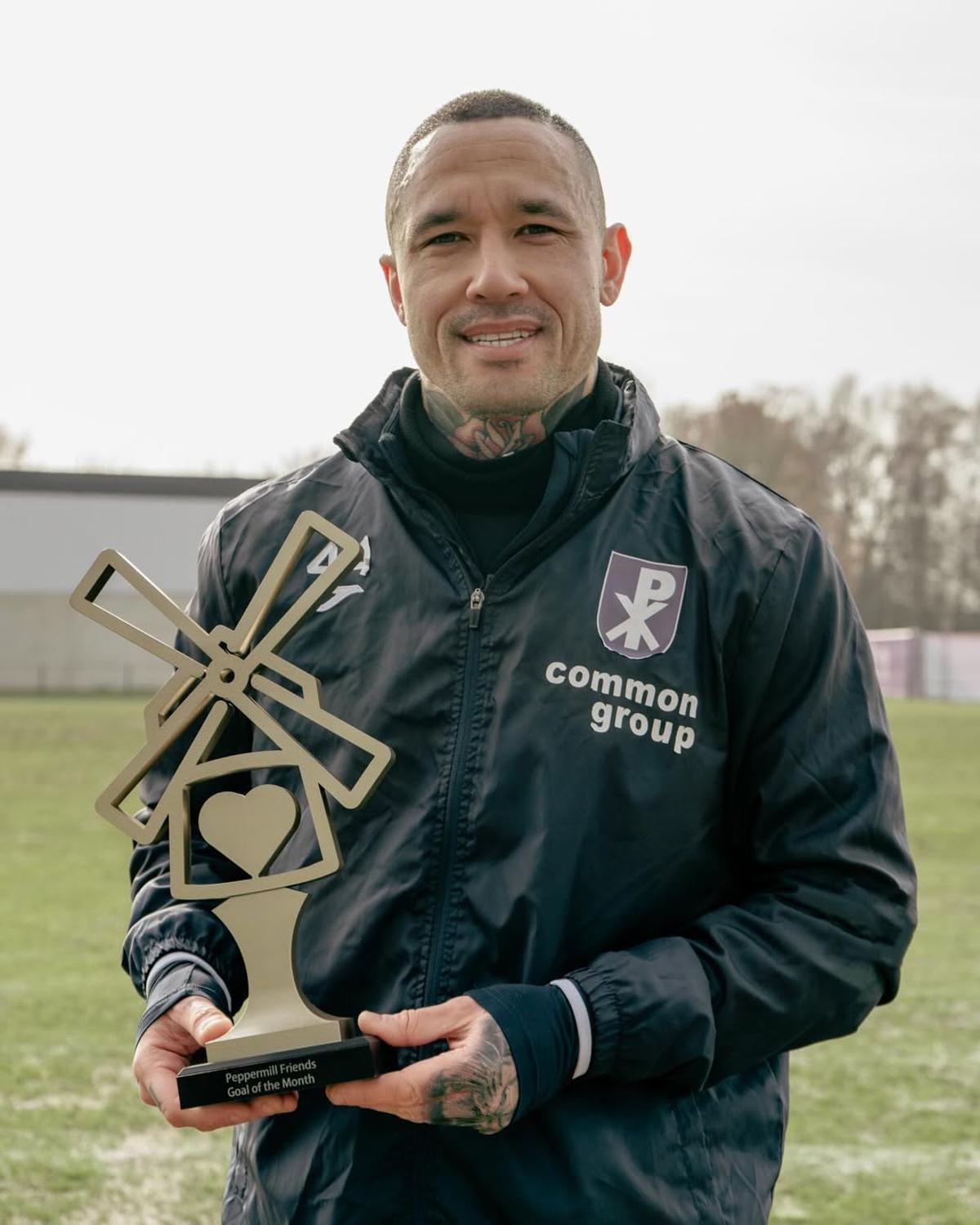 Radja Nainggolan recibe el premio al MVP del partido con el Patro Eisden.