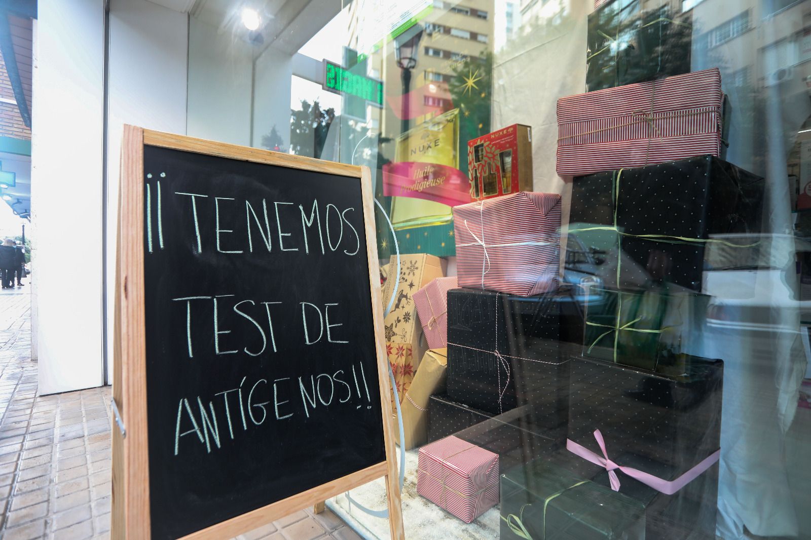 Preparando la Navidad en València: mascarillas en las calles, búsqueda de antígenos y PCR de niños