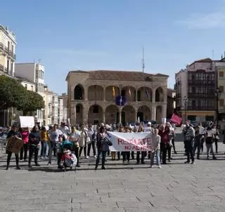 Los vecinos de la Vaguada llevan su protesta a las puertas de la Alcaldía