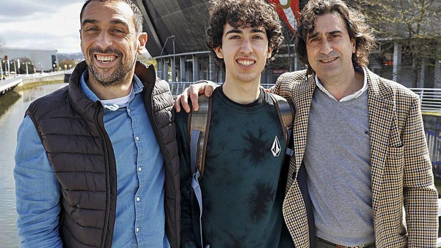 La saga continúa. Los hermanos Monchu (a la izquierda) y Juanma con el hijo del primero, Pablo, en el centro. El joven entrena con el Marino de Luanco, siguiendo la saga familiar de futbolistas, de la que también forma parte su primo Pelayo Suárez –hijo de Juanma–, central del Sporting B que ya debutó con el primer equipo. | Marcos León