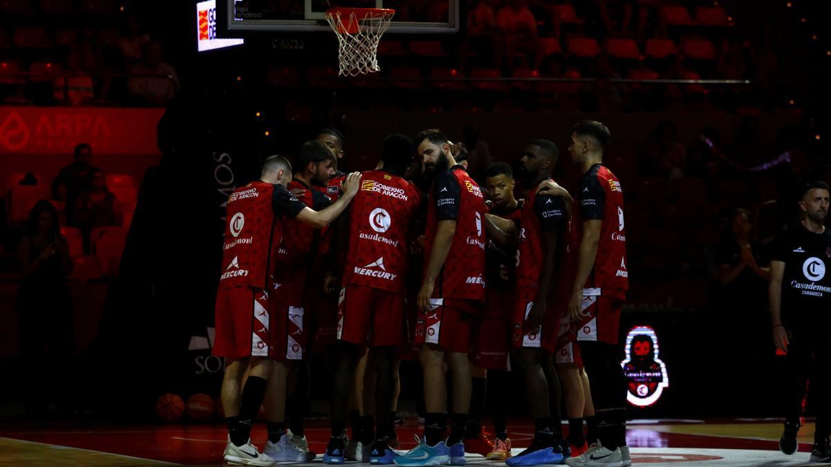 Los jugadores del Casademont Zaragoza antes del partido contra el Real Madrid en el Príncipe Felipe.