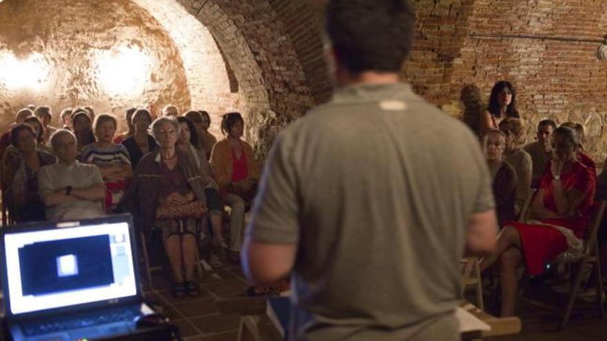 En torno a medio centenar de personas percibieron el frescor de las bodegas de la Casa Solita durante la explicación.