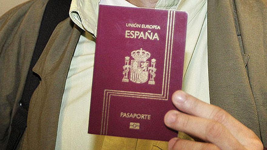 Un hombre sujeta un pasaporte.