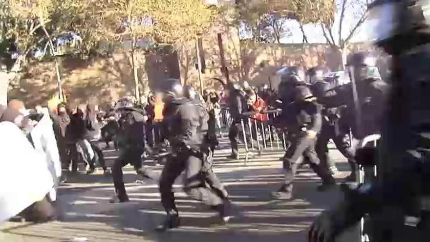 Primeras cargas policiales contra los CDR en Barcelona