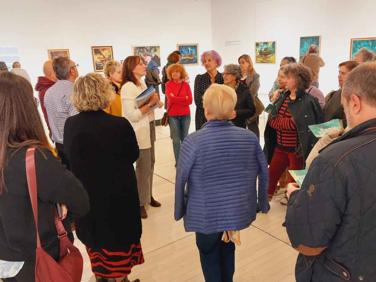La visita guiada organizada por el Concello de Bueu y la familia de Otero Baena a la exposición en el Museo de Pontevedra el 30 de noviembre.
