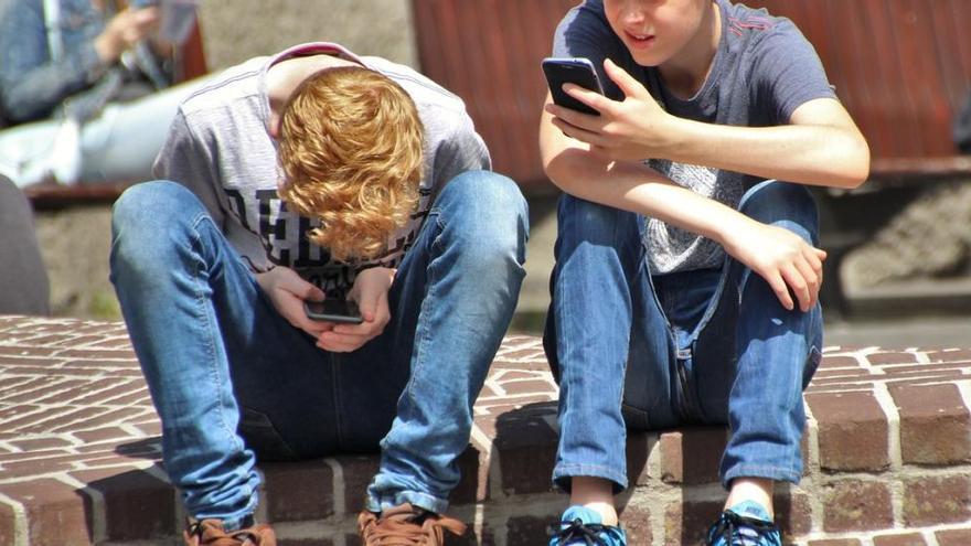 El 67 per cent dels pares no sap què mira el seu fill mentre utilitza el telèfon mòbil