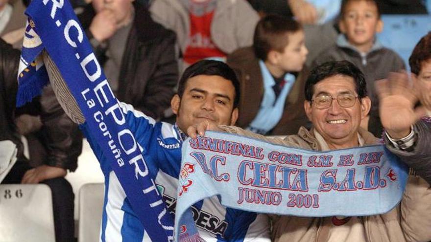 Un aficionado del Dépor y otro del Celta posan juntos con sus respectivas bufandas en Balaídos. / cameselle