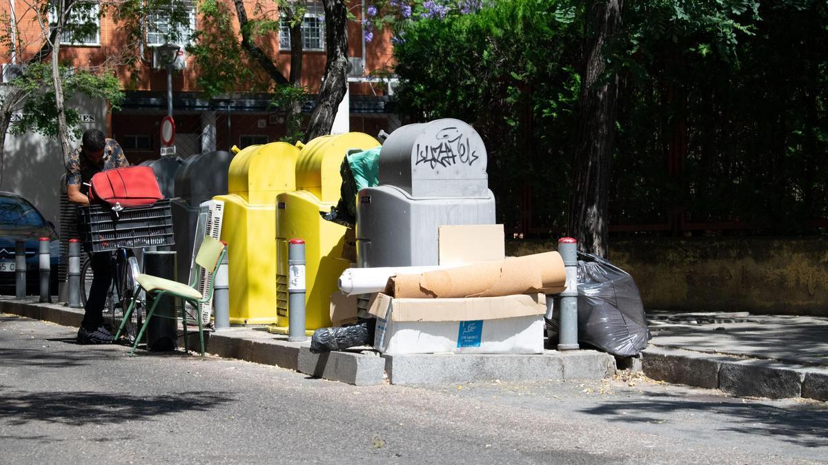 La falta de limpieza es una de las grandes quejas que tienen todos los distritos, liderando Pino Montano una batalla con el Ayuntamiento por la basura neumática