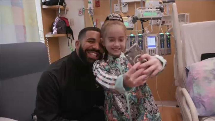 El rapero Drake visita por sorpresa a una niña hospitalizada en Chicago