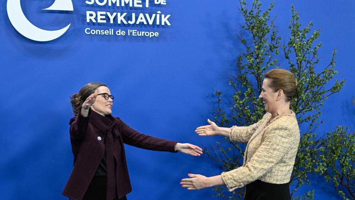 La primera ministra danesa, Mette Frederiksen, es recibida por la jefa de Gobierno de Finlandia y anfitriona de la cumbre del Consejo de Europa, Katrin Jakobsdottir.