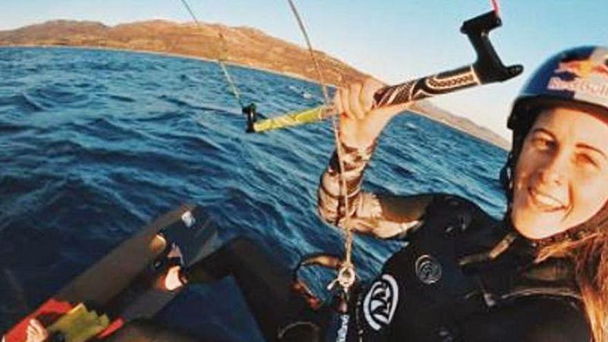 Gisela Pulido, en un entrenamiento con su tabla de kitesurf