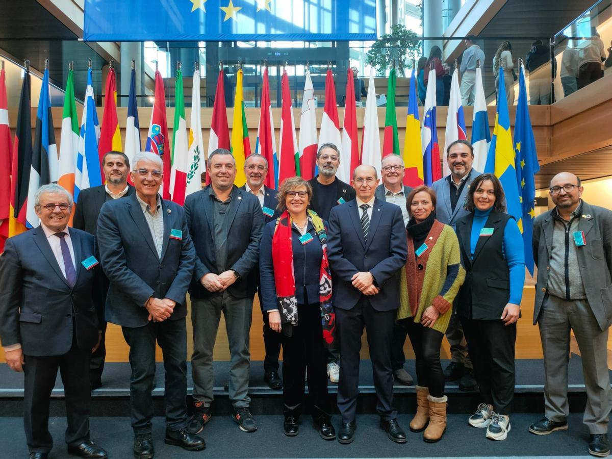 Delegación barcelonesa en Barcelona, con Vendrell(de negro) y la concejala de Comercio, Montse Ballarín, en el centro.