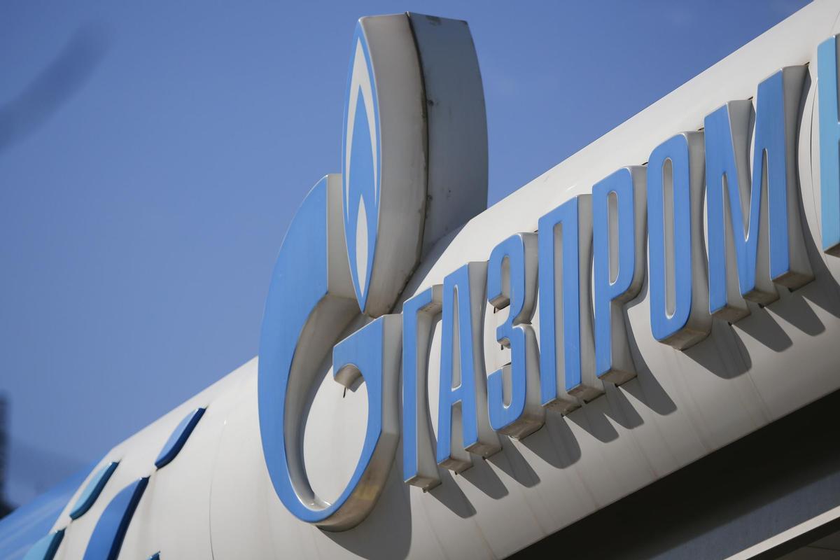 Logotipo de Gazprom en una gasolinera de Moscú