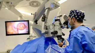 Las cirugías de cataratas complejas se reinventan desde Elche con cascos inmersivos en 3D