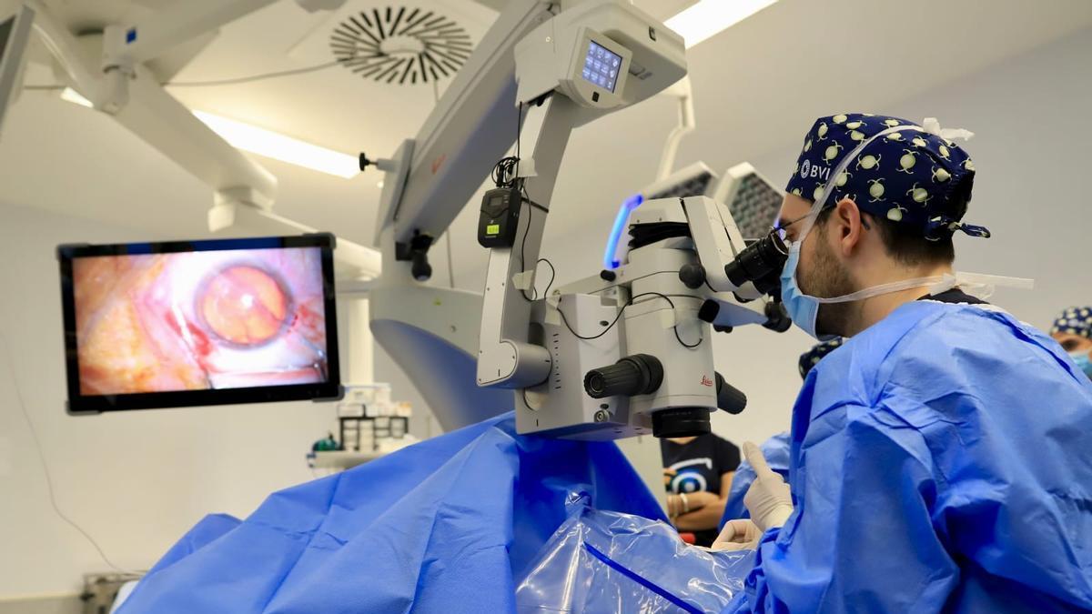 Así es una cirugía de cataratas vista desde el Hospital Vinalopó dentro de FacoElche