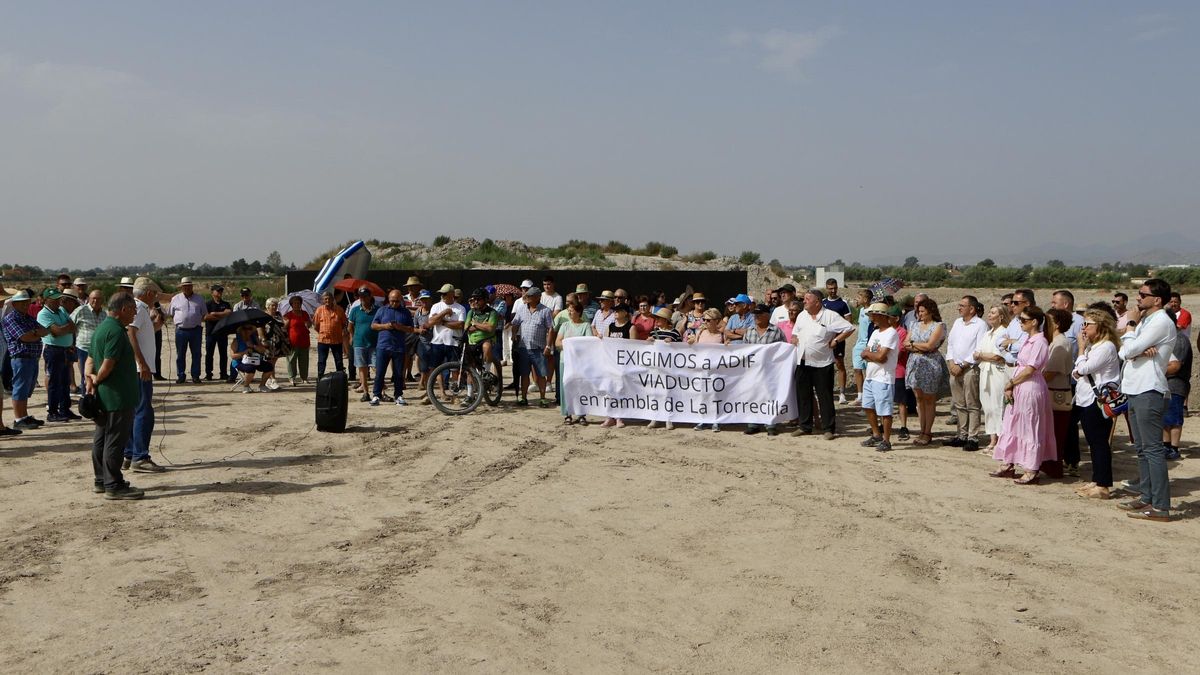 Decenas de vecinos se volvían a dar cita en el cruce de la rambla de La Torrecilla con el Corredor Mediterráneo.