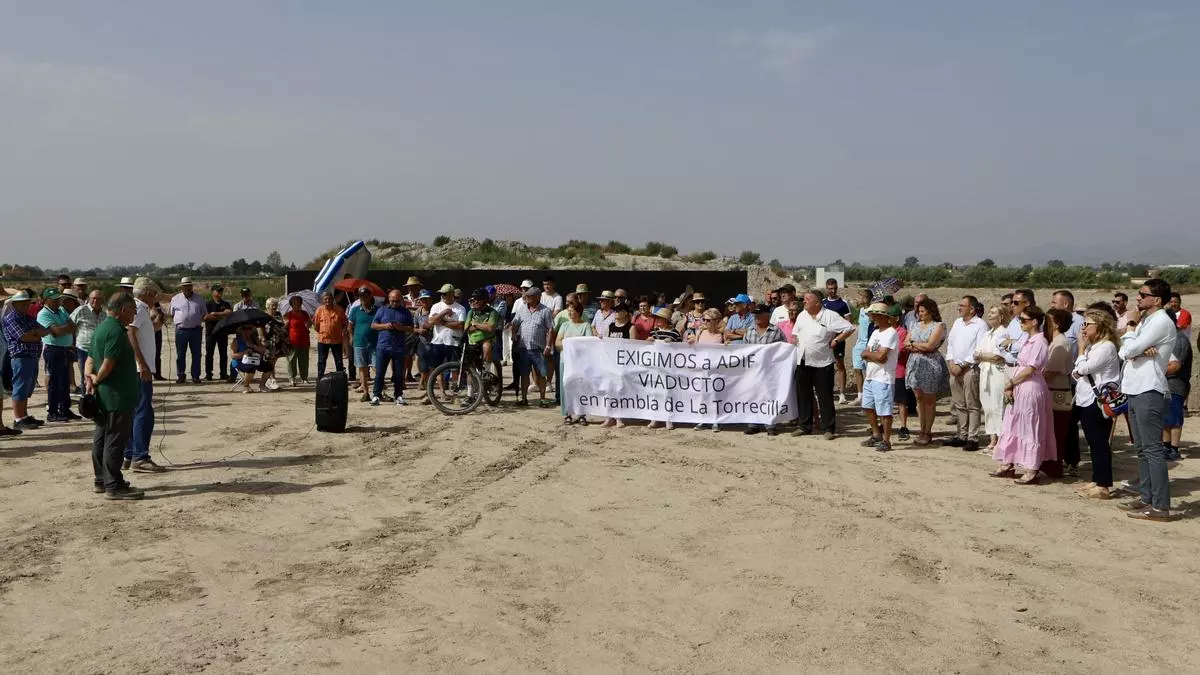 Los vecinos de La Torrecilla reciben el apoyo unánime de Lorca en su lucha con ADIF