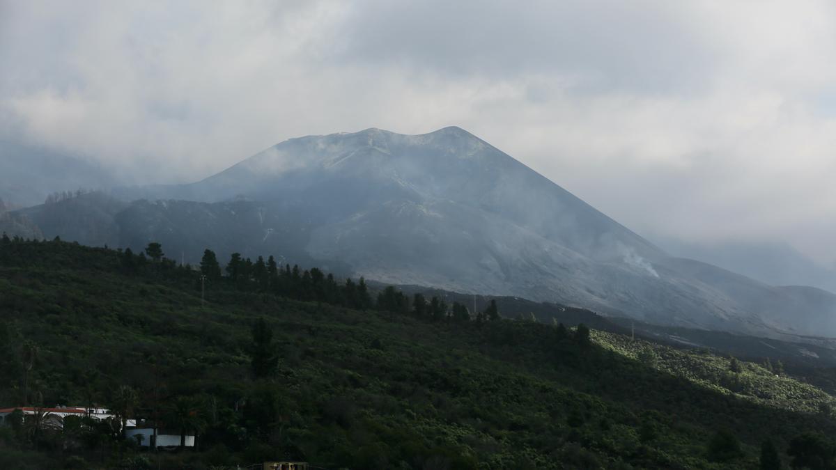 El volcán de Cumbre Vieja, el día que se ha dado por finalizada oficialmente su erupción, desde el mirador de Tajuya, a 25 de diciembre de 2021, en Tajuya, El Paso, La Palma, Santa Cruz de Tenerife, Isla Canarias (España). La erupción del volcán de Cumbre