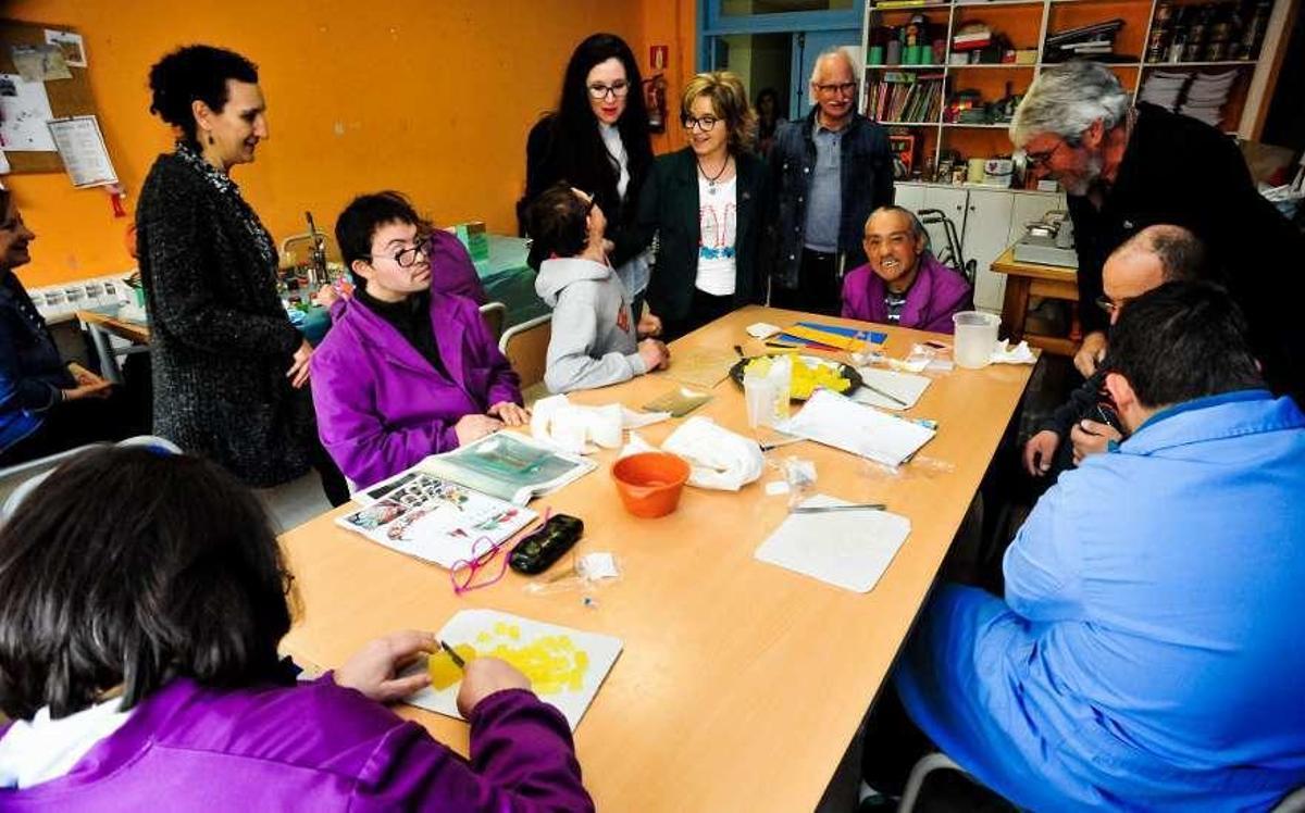 Miembros del BNG visitaron ayer las instalaciones de la asociación "Con Eles", en O Rial. // Iñaki Abella