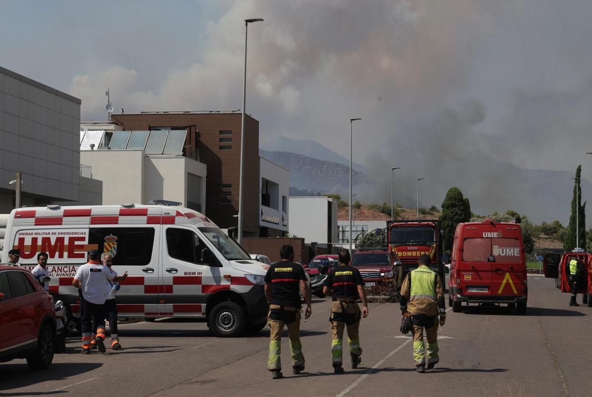 Puesto de mando avanzado en el incendio de la Vall d'Uixó, que ha visitado el presidente Pérez Llorca esta tarde.